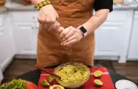 Cuánta sal es demasiada: guía práctica para reducir el sodio sin sacrificar el sabor